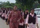 बिजली और क्लास की मांग को लेकर छात्राओं का पैदल मार्च, कलेक्ट्रेट पहुंचकर जताया विरोध
