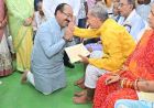 सेवा संकल्प अभियान में डिप्टी सीएम अरुण साव ने पेंशनधारियों के पैर पखार सेवा कर लिया आशीर्वाद, लोरमी में सेवा संकल्प का भावुक पल