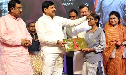 1.21 लाख विद्यार्थियों के खातों में राशि ट्रांसफर, CM ने कहा- सफलता को सिर पर न चढ़ने दें