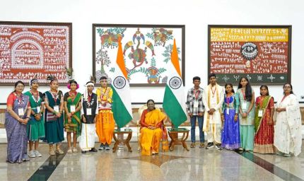 राष्ट्रपति से भेंट कर लौटे प्रतिभावान विद्यार्थियों ने मुख्यमंत्री श्री विष्णु देव साय से की सौजन्य मुलाकात