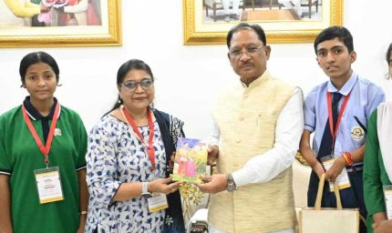 रायपुर : राष्ट्रपति से भेंट कर लौटे प्रतिभावान विद्यार्थियों ने मुख्यमंत्री विष्णु देव साय से की सौजन्य मुलाकात