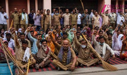 हरियाणा में सफाईकर्मियों का उग्र प्रदर्शन, ठेकेदार से हाथापाई; सरकारी जीप के शीशे तोड़े