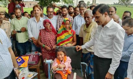 योगी सरकार की संवेदनशील पहल, डीएम खुद ट्राइसिकिल लेकर पहुंचे रागिनी के दरवाजे