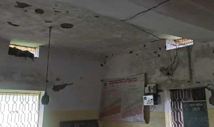 जर्जर भवन में संचालित आंगनवाड़ी, बांस और टूटे एल्बेस्टर से बनी अस्थाई रसोई