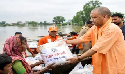 बाढ़ प्रभावितों के साथ खड़ी योगी सरकार, राहत अभियानों के तहत 3.36 लाख लंच पैकेट वितरित