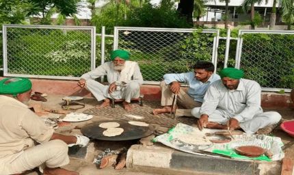 चंडीगढ़-मोहाली बॉर्डर पर किसानों के मोर्चे में पहुंचे गायक रेशम अनमोल, लंगर सेवा में लिया हिस्सा
