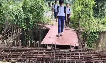 6 साल से अधूरा पड़ा पुल, जान जोखिम में डालकर स्कूल जा रहे बच्चे