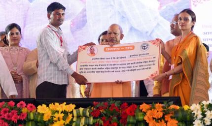 जन्माष्टमी से पहले मुख्यमंत्री योगी ने उपहारों के माखन से भरी ब्रजवासियों की ‘मटकी’
