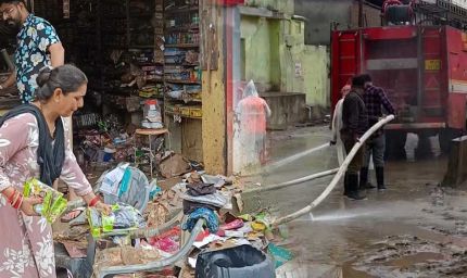 चित्रकूट में बाढ़ के 5 दिन बाद दिखी तबाही, घर-दुकानों में कीचड़; सैकड़ों गृहस्थियां बर्बाद