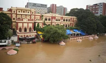 बिहार के 8 जिलों में बाढ़ का अलर्ट, पटना के शहरी इलाकों में घुसा पानी