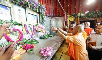 जन्माष्टमी पर मथुरा पहुंचे CM योगी, श्रीकृष्ण जन्मस्थान में किया पूजन; श्रद्धालुओं पर बरसाए फूल