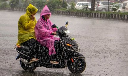 दिल्ली-NCR में झमाझम बारिश से बदला मौसम, गरज-चमक के बीच राजधानी में रेड अलर्ट