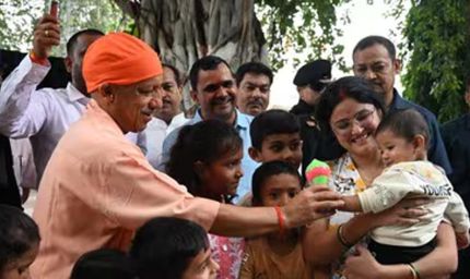 जन्माष्टमी के बाद बच्चों से मिले CM योगी, चॉकलेट-खिलौने पाकर खिल उठे मासूमों के चेहरे