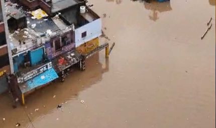 चित्रकूट में बाढ़ के 5 दिन बाद भी तबाही के निशान, घर-दुकानों में कीचड़ से सैंकड़ों गृहस्थियां बर्बाद