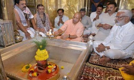 मुख्यमंत्री ने कालभैरव और बाबा विश्वनाथ की चौखट पर मत्था टेका