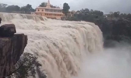 MP के 15 जिलों में भारी बारिश का अलर्ट, उज्जैन में पुराना महाकाल द्वार गिरा; शिवपुरी में मिला युवक का शव