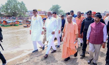 चित्रकूट में सीएम योगी ने बाढ़ पीड़ितों के घावों पर लगाया मरहम, बांटी राहत सामग्री, ढहे मकानों के लिए दिए चेक