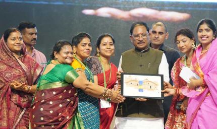 रायपुर : बहतराई स्टेडियम में गूंजा तीजा तिहार का उल्लास, मुख्यमंत्री विष्णु देव साय ने बहनों संग साझा की पर्व की खुशियां