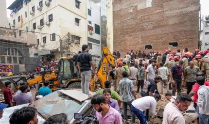 दिल्ली के सत्य निकेतन में 5 मंजिला इमारत भरभराकर गिरी, 6 की मौत; CCTV में कैद हुआ हादसा