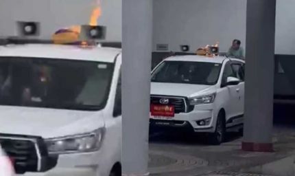 भोपाल में मेयर की कार में आग लगाने की कोशिश! नाराज कर्मचारी ने छत पर जलाए कागज, मचा हड़कंप