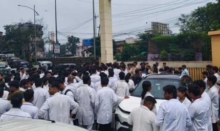 इंटर्न डॉक्टरों का भोपाल में पैदल मार्च, स्टाइपेंड ₹14,337 से बढ़ाकर ₹30 हजार करने की मांग
