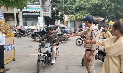इंदौर में बिना हेलमेट ऑफिस पहुंचना पड़ा भारी! कलेक्टर ने कर्मचारियों को वापस लौटाया