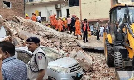 सत्य निकेतन बिल्डिंग हादसे पर बड़ा एक्शन, MCD के 5 अधिकारी सस्पेंड; मालिक की तलाश में 10 टीमें