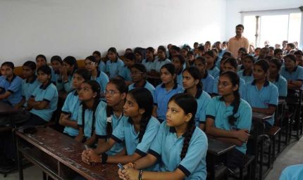 बाराबंकी में रंग दे बसंती का युवा संवाद, छात्रों को मिला नवाचार और एआई का गुरुमंत्र