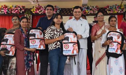 रायपुर : एजुकेशन किट वितरण- उद्योग मंत्री लखन लाल देवांगन ने 1500 छात्राओं को दी सौगात, कॉलेजों में विशाल डोम निर्माण की घोषणा