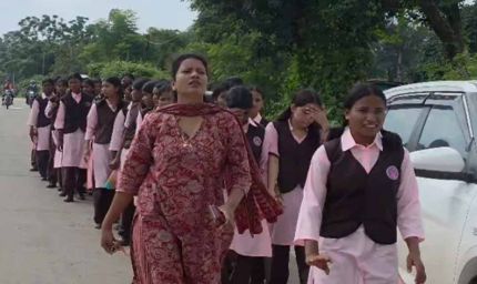 बिजली और क्लास की मांग को लेकर छात्राओं का पैदल मार्च, कलेक्ट्रेट पहुंचकर जताया विरोध