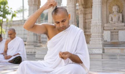 जैन साधु क्यों उखाड़ते हैं सिर के बाल? जानें केशलोचन की कठिन साधना का रहस्य