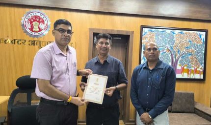 सशस्त्र सेना झंडा दिवस निधि में उत्कृष्ट योगदान के लिए कलेक्टर रत्नाकर झा सम्मानित