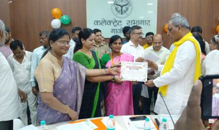 आंगनबाड़ी कार्यकर्ताओं एवं सहायिकाओं तथा सुपोषित बच्चों के माता-पिता का सम्मान