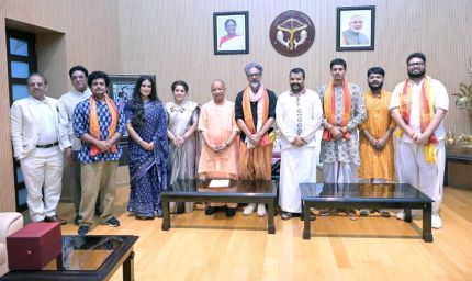 मुख्यमंत्री योगी से मिली ‘हनुमान अंश’ की टीम, गुरु गोरक्षनाथ के प्रसंग पर हुई चर्चा