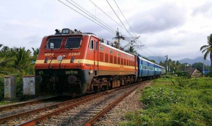 ग्वालियर स्टेशन पर पैंट्री कारों का औचक निरीक्षण; लावारिस खानपान सामग्री जब्त, तीन ट्रेनों की पैंट्री की हुई सघन जांच