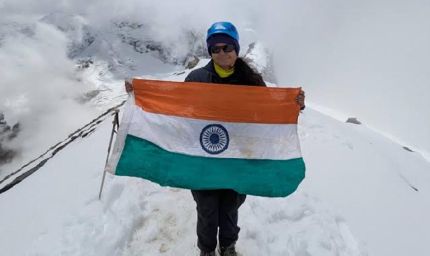 लखनऊ की पर्वतारोही पूर्वा धवन ने 5,826 मीटर ऊंची रुद्रगैरा चोटी पर फहराया तिरंगा