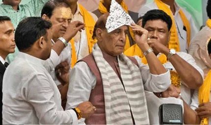 चांदी का मुकुट लौटाते हुए बोले राजनाथ सिंह- ‘गरीब बेटी को पायल बनवाकर दे देना’, वीडियो वायरल