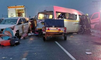 दक्षिण अफ्रीका में भीषण सड़क हादसा, दो मिनीबसों की टक्कर में 21 लोगों की मौत