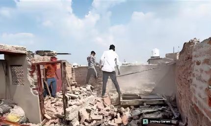 सत्य निकेतन हादसे के बाद MCD सख्त, 40 इमारतों पर चला बुलडोजर, 8 प्रॉपर्टी सील