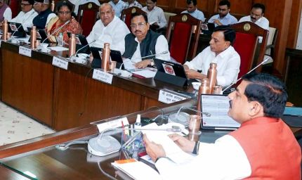 MP कैबिनेट में स्वामित्व योजना की रजिस्ट्री पर विरोध, CS बोले- एक महीने में कराएं; CM ने दिए पटवारियों को समझाने के निर्देश