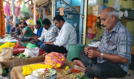 रायपुर में गणेश उत्सव पर आसमान छूते फूलों के दाम