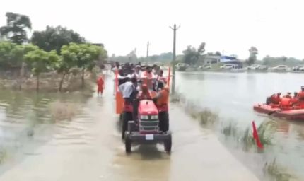 बिहार बाढ़ का जायजा लेने पहुंचे शिवराज सिंह चौहान, सम्राट चौधरी संग ट्रैक्टर पर निकली टीम