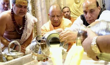 रक्षा मंत्री और मुख्यमंत्री ने बाबा विश्वनाथ के किए दर्शन, PM मोदी के लिए मांगी प्रार्थना