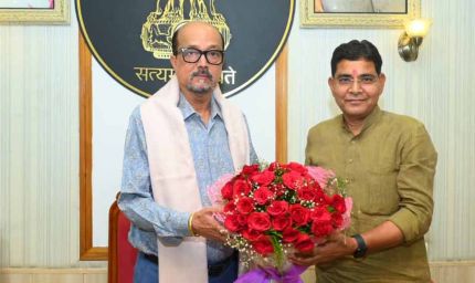राज्यपाल  रमेन डेका से मंत्री टंकराम वर्मा ने की सौजन्य भेंट