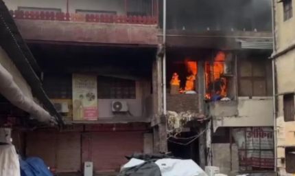 जयपुर के त्रिपोलिया बाजार में भीषण आग, 25 दुकानें चपेट में; 30 दमकलों ने पाया काबू
