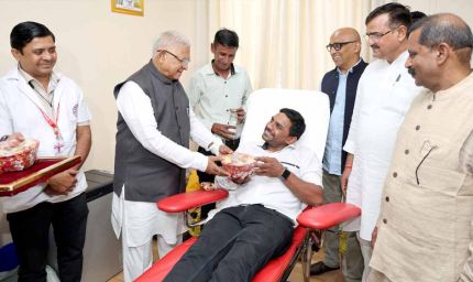 राज्यपाल पटेल ने लोकभवन में रक्तदान-स्वास्थ्य शिविर का किया शुभारंभ, 370 लोग हुए शामिल
