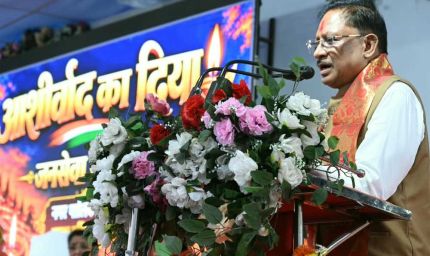 सवा लाख ‘आशीर्वाद के दीपों’ से जगमगाया खारुन तट, प्रधानमंत्री  नरेंद्र मोदी के स्वस्थ और दीर्घायु जीवन के लिए हुई महाआरती