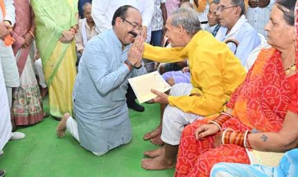 सेवा संकल्प अभियान में डिप्टी सीएम अरुण साव ने पेंशनधारियों के पैर पखार सेवा कर लिया आशीर्वाद, लोरमी में सेवा संकल्प का भावुक पल