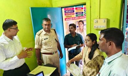 कलेक्टर एवं एसपी ने धनगवां सहकारी समिति का किया निरीक्षण
