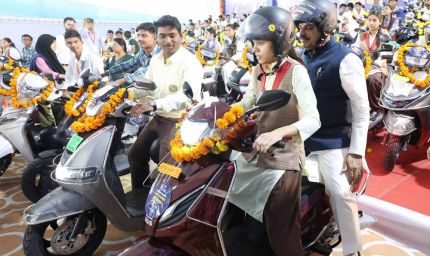 CM मोहन यादव को पीछे बैठाकर छात्रा ने दौड़ाई स्कूटी, साथ-साथ दौड़े सुरक्षाकर्मी